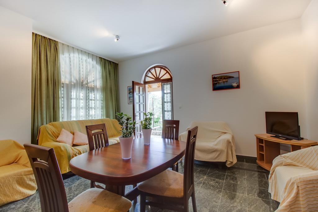 Apartments Franjo Mali Lošinj Rum bild