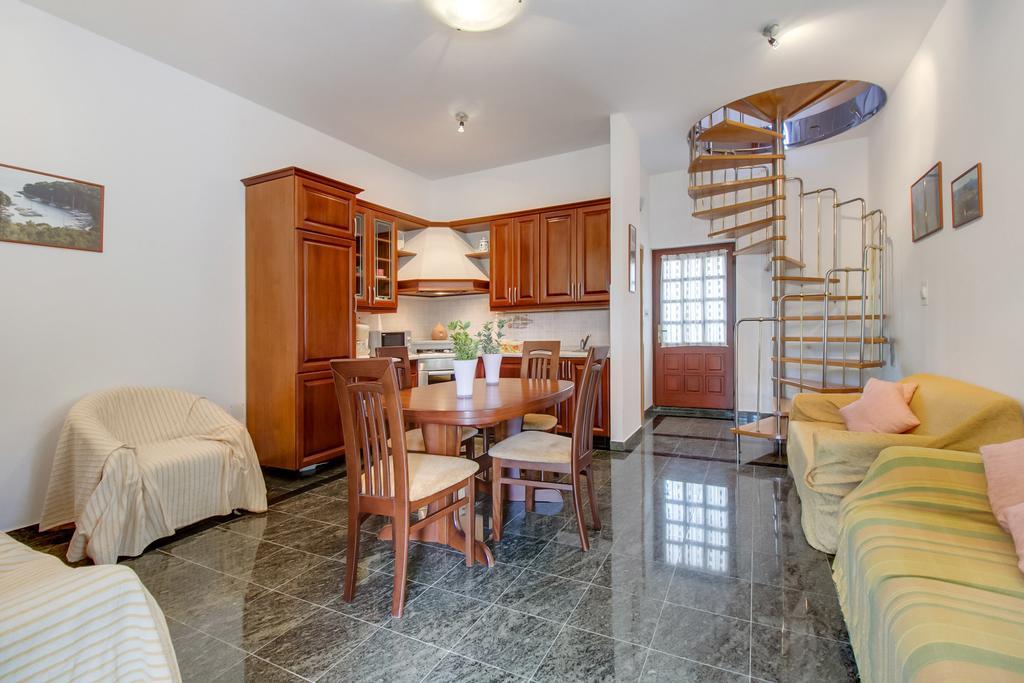Apartments Franjo Mali Lošinj Rum bild